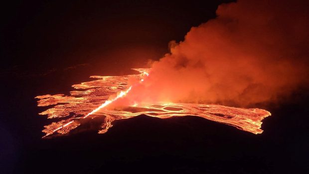 Na jihozápadě Islandu byl vyhlášen nouzový stav kvůli nové sopečné erupci, k níž došlo v sobotu na poloostrově Reykjanes. Podle experta citovaného serverem BBC News se jednalo o nejsilnější ze čtyř erupcí, které oblast za poslední tři měsíce zasáhly. Jasně červená záře byla vidět desítky kilometrů daleko v hlavním městě Reykjavíku.