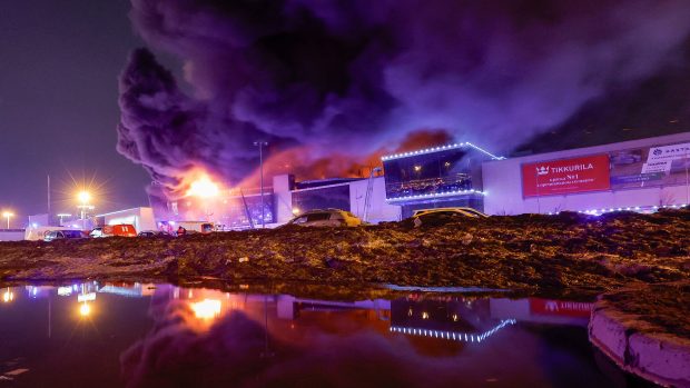 Kouř z požáru stoupá nad hořící koncertní halu Crocus City Hall po střelbě u Moskvy, Rusko, 22. března 2024