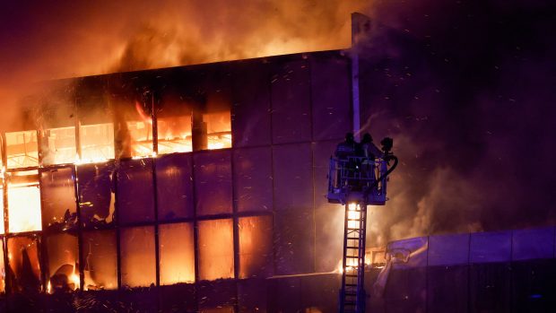 Záchranáři pracují na uhašení požáru v hořící koncertní hale Crocus City Hall po střelbě u Moskvy, Rusko, 22. března 2024.