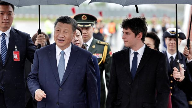 Francouzský premiér Gabriel Attal vítá na letišti čínského prezidenta Si Ťin-pchinga při příletu na dvoudenní oficiální státní návštěvu