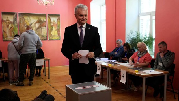 Litevský prezident Gitanas Nauséda ve volební místnosti