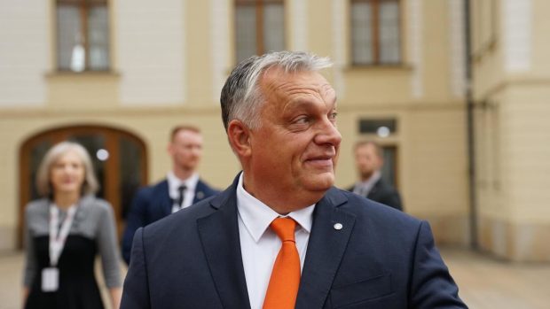 Maďarský premiér Viktor Orbán rychle prošel kolem novinářů