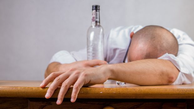 Unavený konzument tvrdého čirého alkoholu (ilustrační snímek)