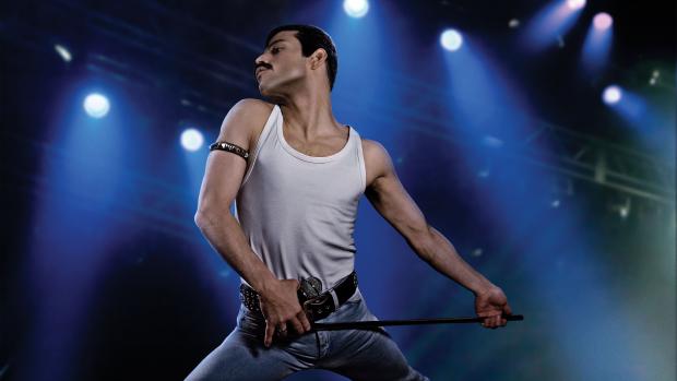 Rami Malek jako Freddie Mercury ve snímku Bohemian Rhapsody