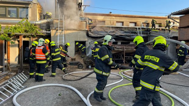 Požár výrobny a skladu pelet v Hlušovicích u Olomouce