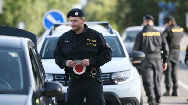 Česká policie od čtvrtka zahájila kontroly na česko-slovenské hranici kvůli vysokému počtu uprchlíků, hlavně Syřanů, kteří přes Česko přecházejí do Německa a Rakouska