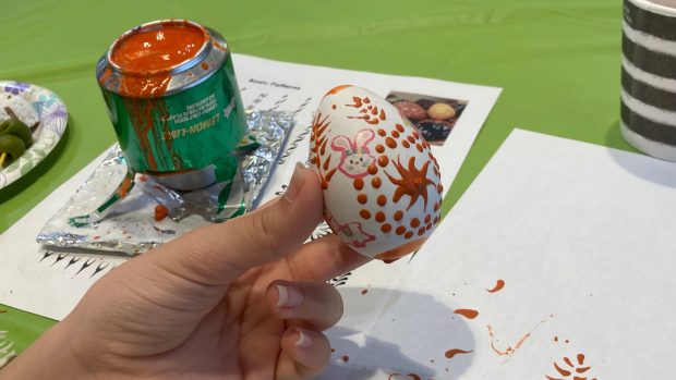 Děti i dospělí se v Americe naučili, jak vajíčka zdobit roztaveným voskem