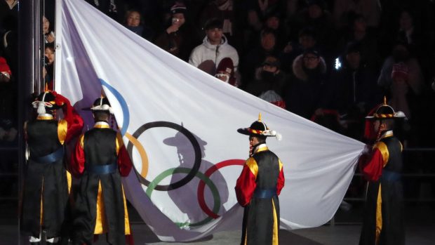Sundavání olympijské vlajky
