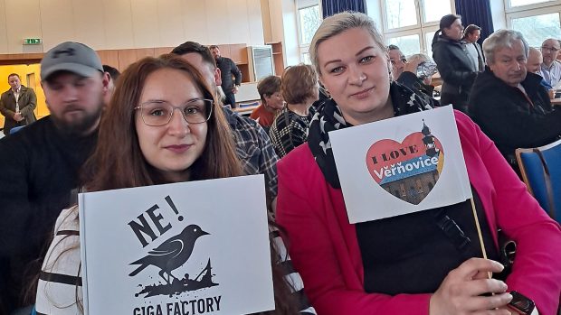 Nespokojení lidé z Věřňovic se zhotovenými transparenty proti stavbě gigafactory