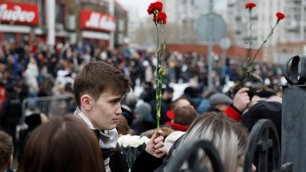 Lidé se shromáždili u místa posledního rozloučení Navalného
