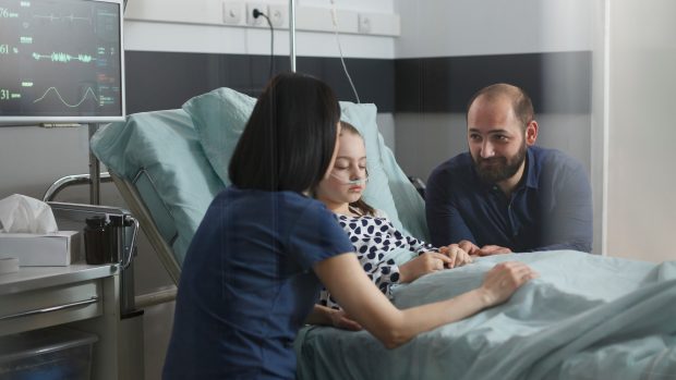 Personál nemocnic by měl umožnit rodičům být nepřetržitě u svých hospitalizovaných dětí