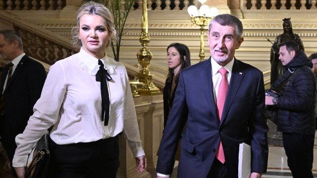Andrej Babiš se svou manželkou na prezidentské debatě v České televizi