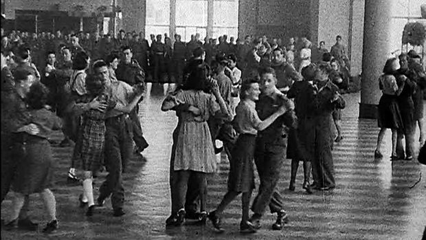Taneční zábava ve Velké Británii v roce 1945