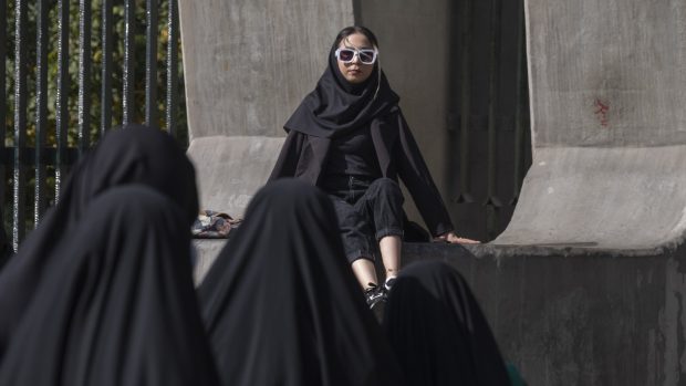Mladá Íránka u hlavního vchodu do areálu teheránské univerzity