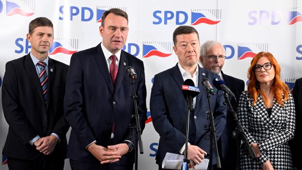 Zleva Petr Mach (SPD), Radim Fiala (SPD), předseda Tomio Okamura, Ivan David (SPD) a Zuzana Majerová (Trikolora)