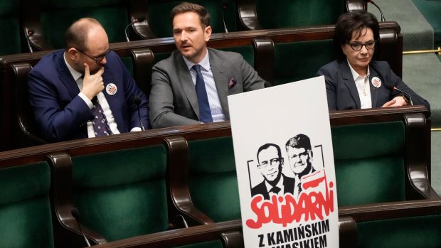 Poslanci strany Právo a Spravedlnost v Sejmu volali po propuštění dvou uvězněných poslanců