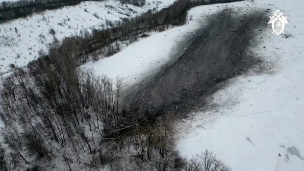 Tento snímek pořízený z materiálu, který 25. ledna 2024 zveřejnil ruský Vyšetřovací výbor, ukazuje místo, kde se podle vyšetřovatelů zřítilo ruské vojenské dopravní letadlo IL-76 v Belgorodské oblasti