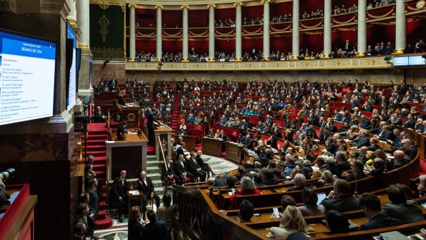 Národní shromáždění ve Francii schválilo zařazení práva na potrat do ústavy