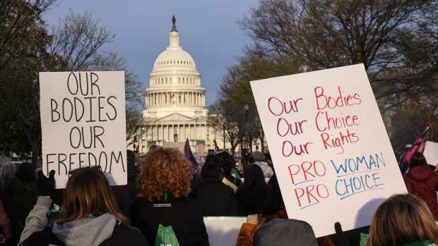 Demonstranti za právo na potrat pochodují směrem ke Kapitolu a Nejvyššímu soudu USA