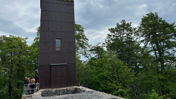 Vyhlídková věž na Vlčí hoře je zrekostruovaná