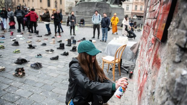 Na ni ukrajinská scénografka Margarita Chala nasprejovala červenou barvou nápis „Russia, stop the killing“ (Rusko, zastav zabíjení)