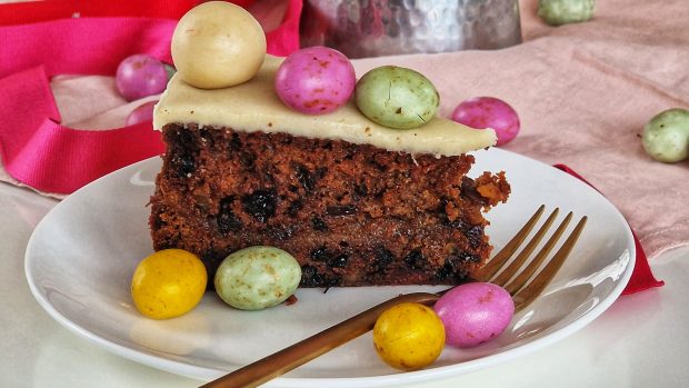 Simnel dort je tradiční dort, podávaný o velikonočních svátcích v Británii a Irsku