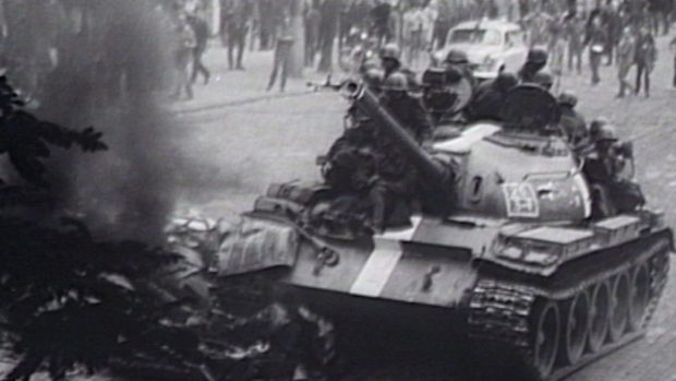 Sovětský tank v centru Prahy 21. srpna 1968