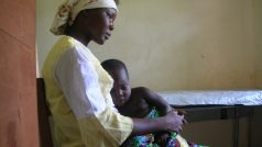 Léčba malárie. 18-měsíční dítě stižené malárií a hospitalizované v nemocnici Paoua.