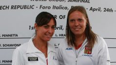 Do úvodní dvouhry semifinále Fed Cupu mezi Itálií a Českem nastoupí Flavia Pennettaová (vlevo) a Lucie Hradecká