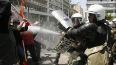 Demonstrace se v Aténách zvrhla v násilnosti