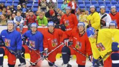 Čeští hokejisté se fotografují při tréninku v brněnské hale Rondo se žáky speciálních škol