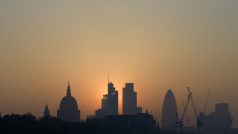 Smog při svítání nad Londýnem