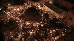 Bazilika božího hrobu v Jeruzalémě během večerní slavnosti světel