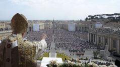 Papež Benedikt XVI. udělil ve Vatikánu požehnání Urbi et Orbi - městu a světu.