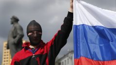 Demonstrant s ruskou vlajkou v Doněcku před sochou V. I. Lenina