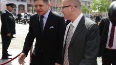 Premiéři České republiky a Slovenska Bohuslav Sobotka (vpravo) a Robert Fico přicházejí 24. dubna na společné zasedání vlád ve slovenské Skalici