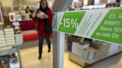 V rámci akce Knihy bez DPH lákali prodejci čtenáře na ceny snížené o 15 procent