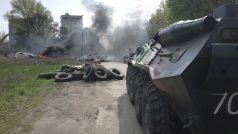 Ukrajinské bezpečnostní síly u kontrolního stanoviště u Slavjansku, které zapálili proruští separatisti