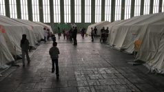 Uprchlíci v hangárech příliš soukromí nemají