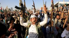 Husijští bojovníci při protestu po útoku amerických a britských sil na Jemen