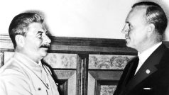 Pakt Ribentrop-Molotov, tj. smlouva mezi nacistickým Německem a Stalinem o neútočení (von Ribbentrop a Stalin po závěrech paktu Hitler-Stalin v Moskvě, 1939)