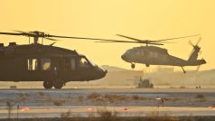 Dva americké vrtulníky typu Black Hawk na letišti v afghánském Bagrámu (archivní a ilustrační foto, 2011)