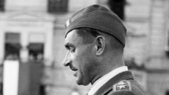 Velitel partyzánské skupiny major Viliam Žingor během oslav 1. výročí Slovenského národního povstání v Banské Bystrici 29. srpna 1945