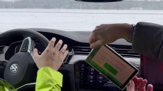 Aby auto zatočilo, je potřeba tabletem otočit jako volantem a zároveň ho naklopit, aby zrychlilo
