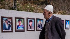 Kosovský Albánec u památníku masakru z války