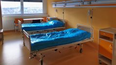 Prázdný pokoj na covidové jednotce nemocnice v Chebu,