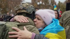 Vítání ukrajinských vojáků v Chersonu