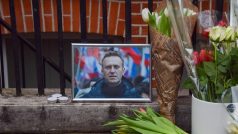 Vzpomínka na Alexeje Navalného před ruským velvyslanectvím v Londýně