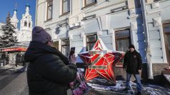 Muž v centru Moskvy vedle instalace rudé hvězdy s písmenem „Z“