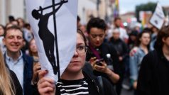 V Polsku lidé demonstrují proti přísným protipotratovým zákonům, v nemocnici už zemřelo několik žen